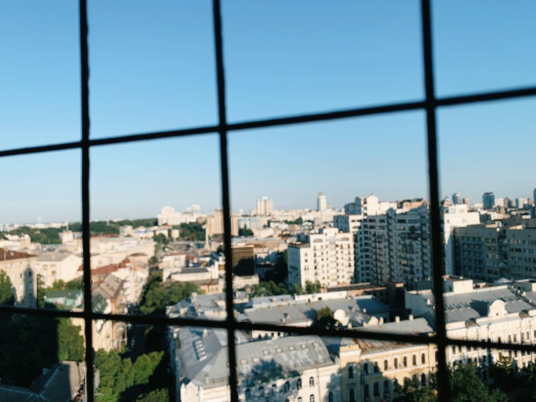 מתקפת מזל"טים רוסית על מרכז קייב הרגה לפחות עשרה אנשים ופגעה באקדמיה למדעים