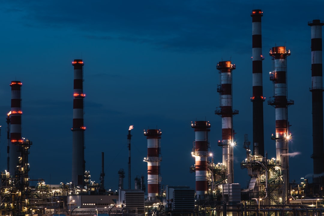 כטב"מים אוקראיניים פגעו במזקקת נפט רוסית ופוטין הודה בפומבי במחסור בדלק — סדק נדיר בנרטיב הרוסי