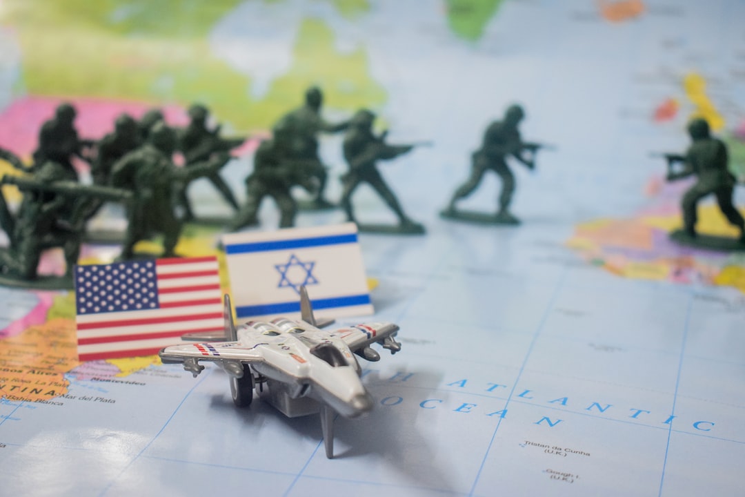 ארה"ב תקפה למעלה מ-80 מטרות איראניות והטילה מחדש סנקציות — הסלמה חדה בעימות וושינגטון–טהרן