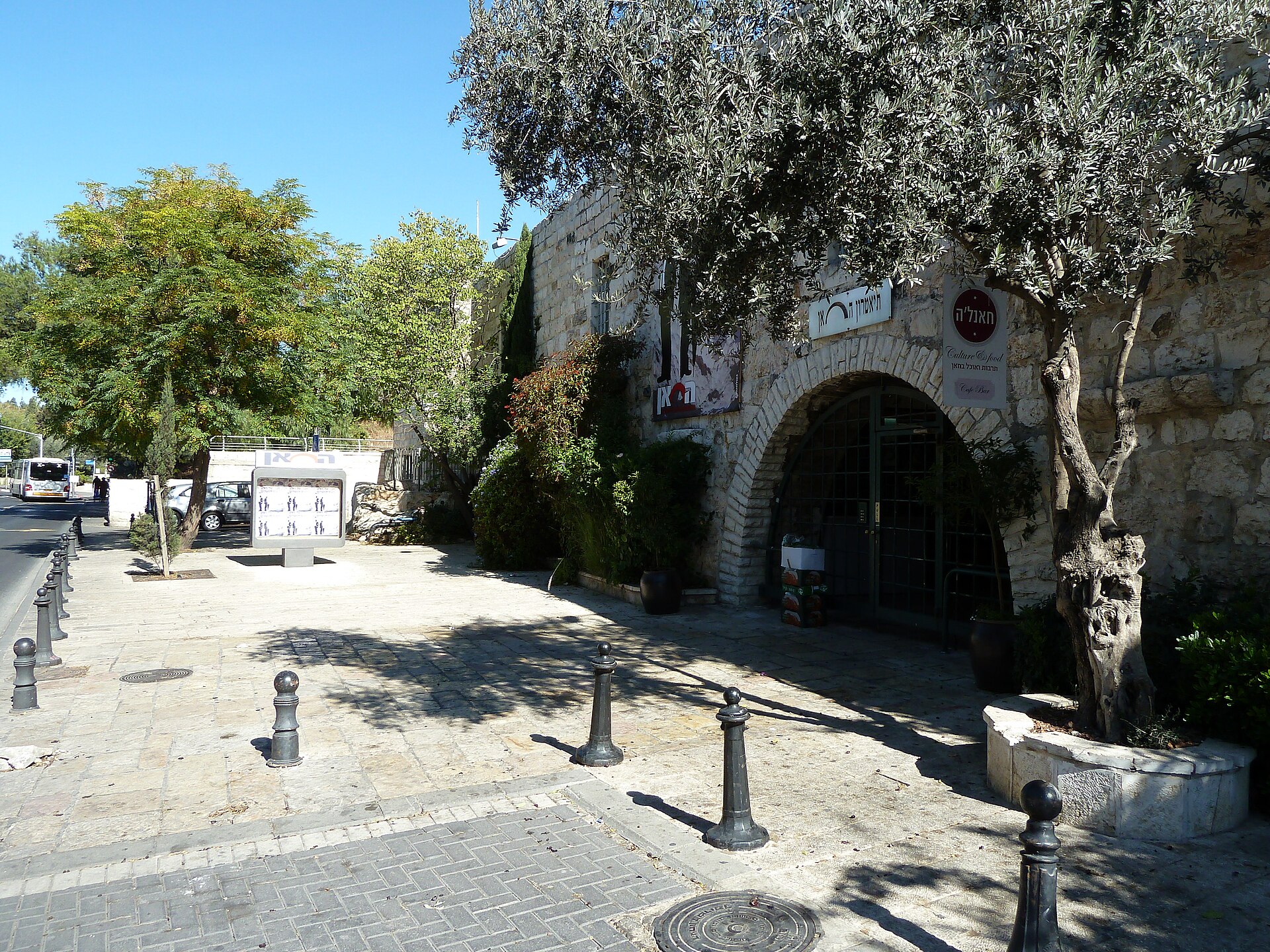 תיאטרון החאן חושף עונה חדשה: מקבת עכשווי, האחים ליהמן ויורם קניוק על הבמה
